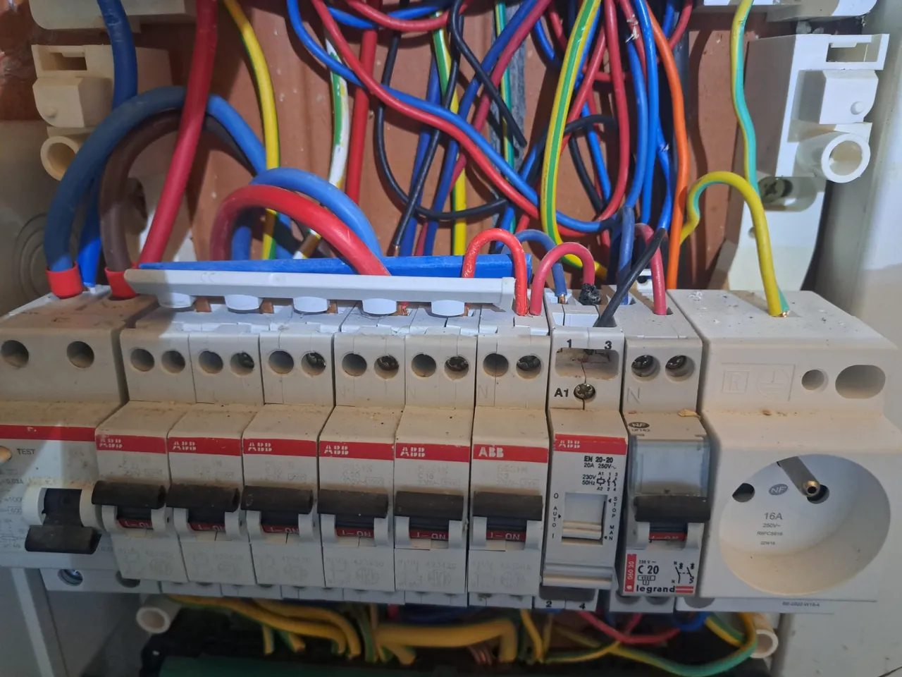 Tableau électrique avec pontage et échauffement des connexions